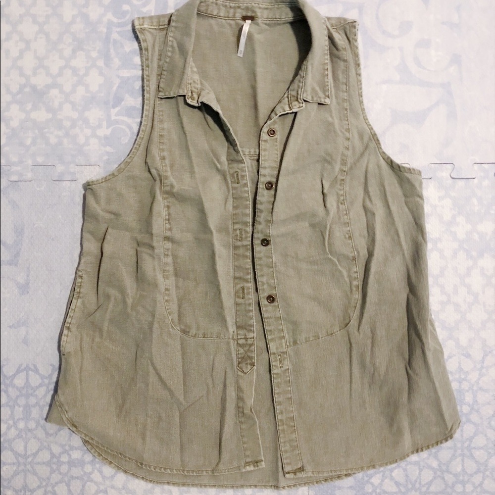 Free people olive button down tank with pockets!